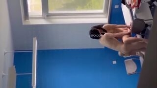 HỌC SINH ĐỊT NHAU TRONG LỚP BỊ BẠN BẮT GẶP