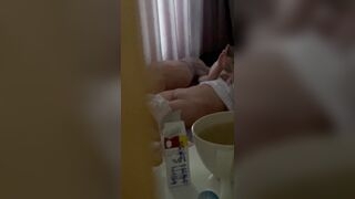 con em họ đang làm gì mà mằm phơi lồn ra như kia