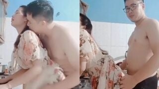Vén váy đụ em em dâu đang nấu ăn tại bếp